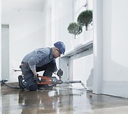 Промышленный пылесос Husqvarna DC 1400 в работе с бурильной машиной