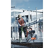 Нарезчик швов Husqvarna FS 400 LV в работе