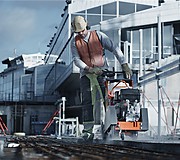 Нарезчик швов Husqvarna FS 400 LV в работе