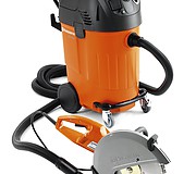Промышленный пылесос Husqvarna DC 1400 в подключении к ручному резчику