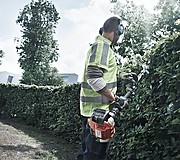 Штанговые бензиновые ножницы Husqvarna 327HE3x в работе