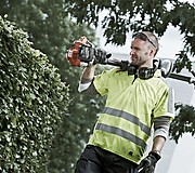 Штанговые бензиновые ножницы Husqvarna 327HE3x в работе