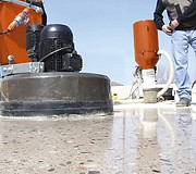 Шлифовальная машина Husqvarna PG 820 в работе