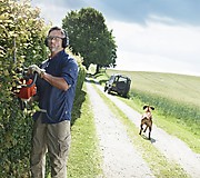Бензиновые садовые ножницы Husqvarna 226HD75S в работе